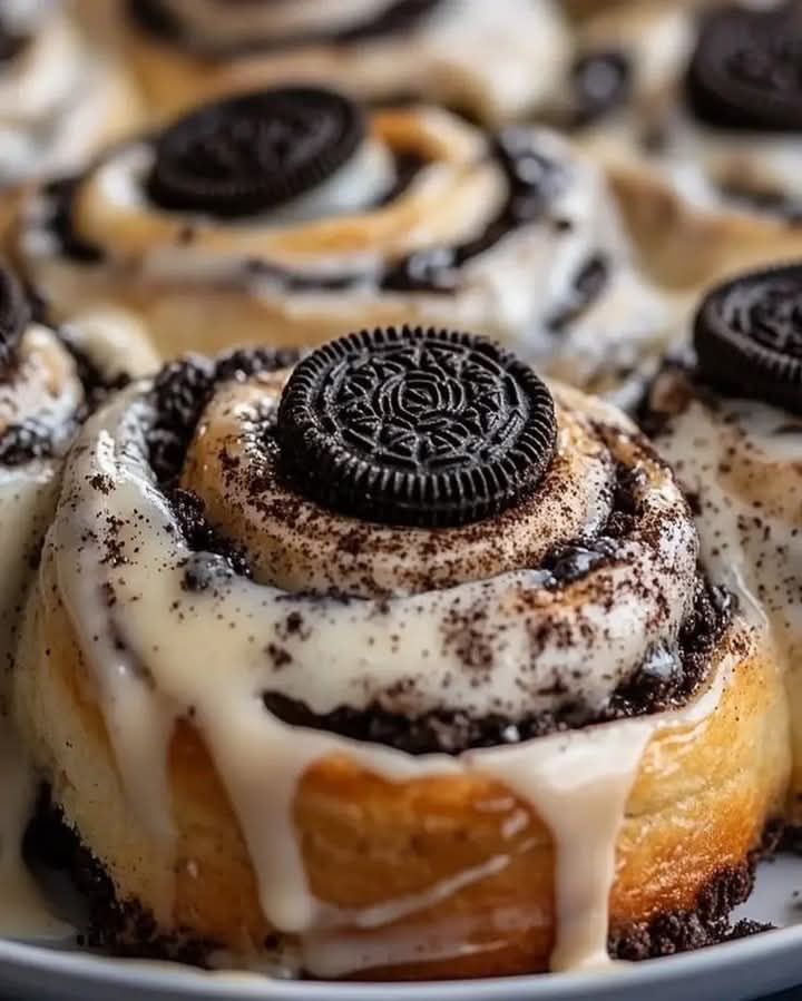 Oreo-Stuffed Cinnamon Rolls